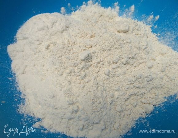 Отдельно смешать оба вида муки. В оригинале была только простая мука.