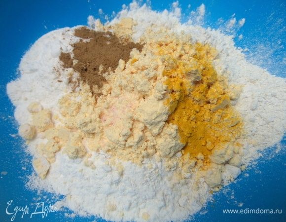 Далее куркума, корица, соль и мускатный орех.