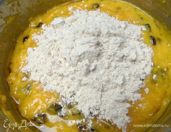 Смешать и высыпать в масляную смесь.