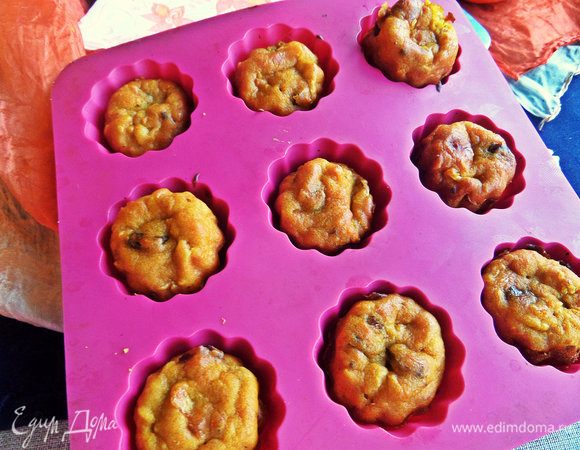 Запекаем при 180°С. Мини-формочка была готова раньше, через 20 минут.