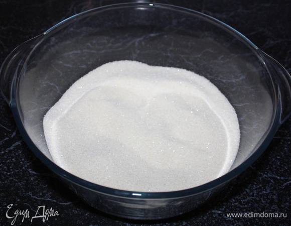 Смешать сахар и манку. 