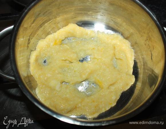 Подготовим начинку. Лимон вместе с кожурой (выбирайте лимон с тонкой кожицей) нарежем на кусочки, перемелем в блендере.  