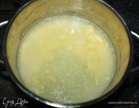 Далее вливаем воду. 