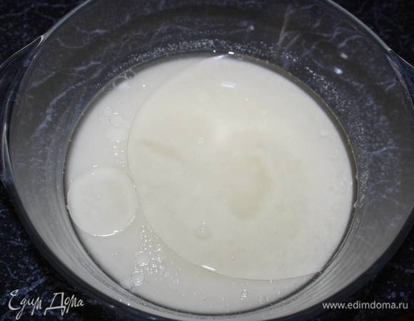 Спустя 2 часа вводим (в манно-сахарную смесь) растительное масло и соль. Перемешиваем. 