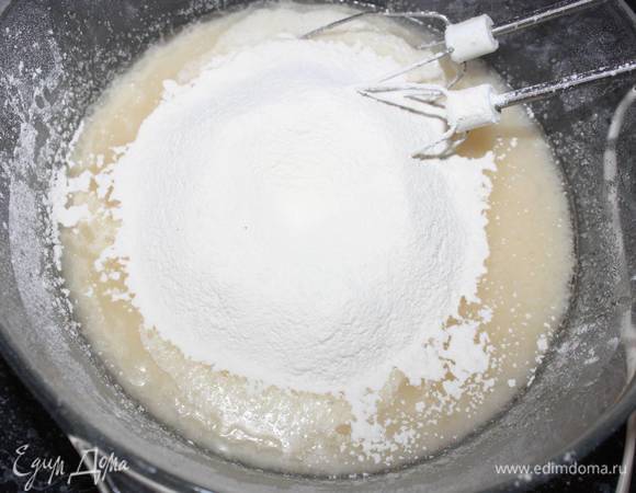 Далее добавляем просеянную муку с разрыхлителем и ванилин. Все перемешиваем. 