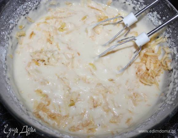 У яблока вырезать сердцевину, натрем на крупной терке (вместе с кожицей) и ввести в тесто. Все тщательно перемешаем. 