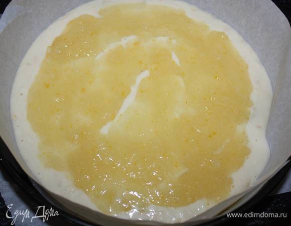 Вторым слоем распределяем остывшую лимонную начинку. 