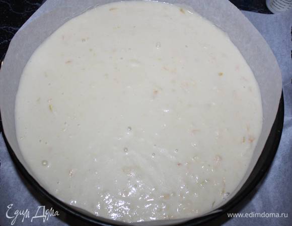 Третьим слоем выкладываем оставшееся тесто. Отправляем на 35–40 минут в духовку (200°С). 