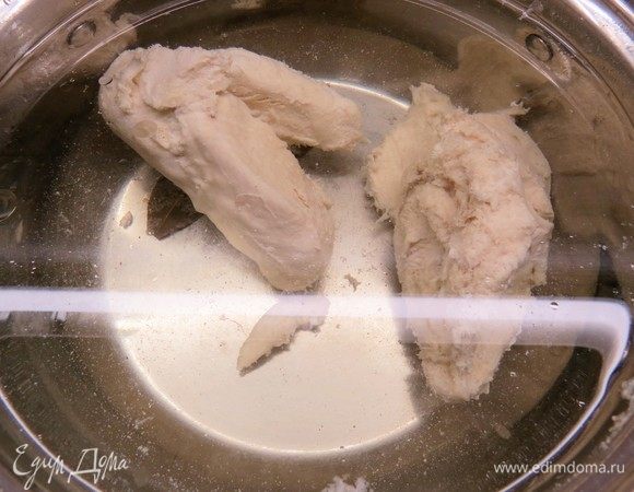 Из куриной грудки варим бульон с добавлением соли, душистого перца и лаврового листа. Для супа нам понадобится где-то 2,5 литра куриного бульона. 