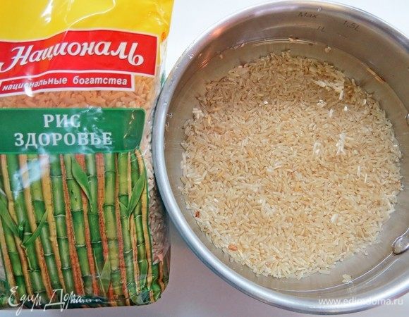 Рис Здоровье ТМ «Националь» предварительно промыть и отварить до полуготовности. Соотношение риса и воды 1:3, доводим до кипения и варим на слабом огне под крышкой около 20 минут. Рис будет полуготов, окончательно дойдет в супе. 