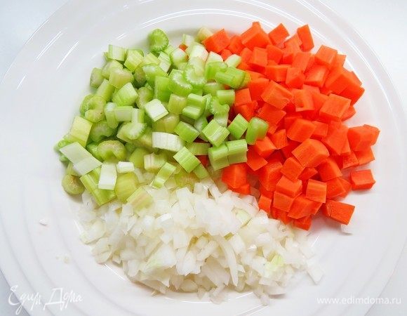 Лук, морковь и сельдерей нарезаем мелкими кубиками. 