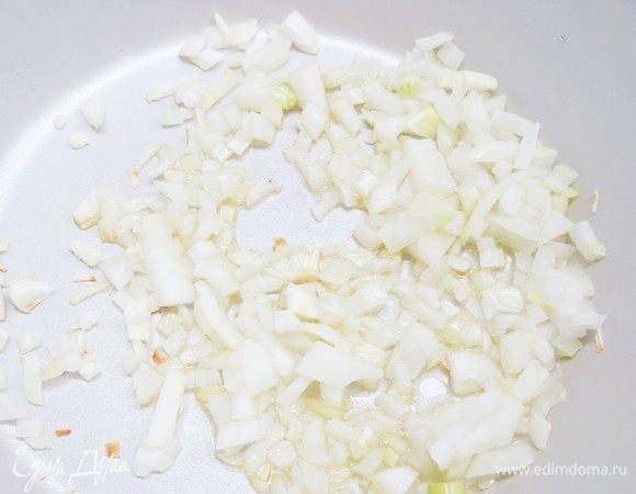 На растительном масле обжариваем лук до легкой прозрачности.
