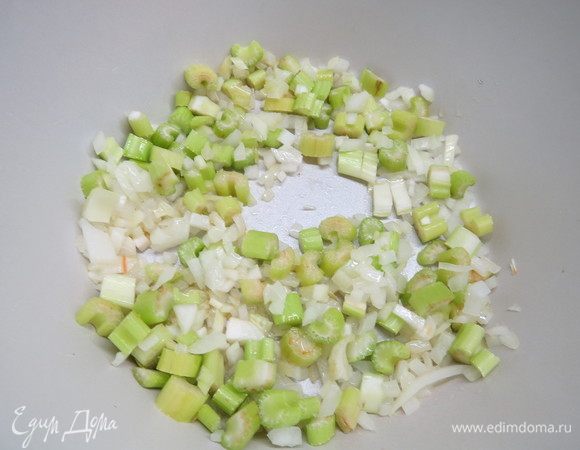 Добавляем сельдерей, обжариваем пару минут. 