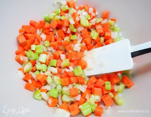 Следом добавляем морковь и обжариваем еще немного.