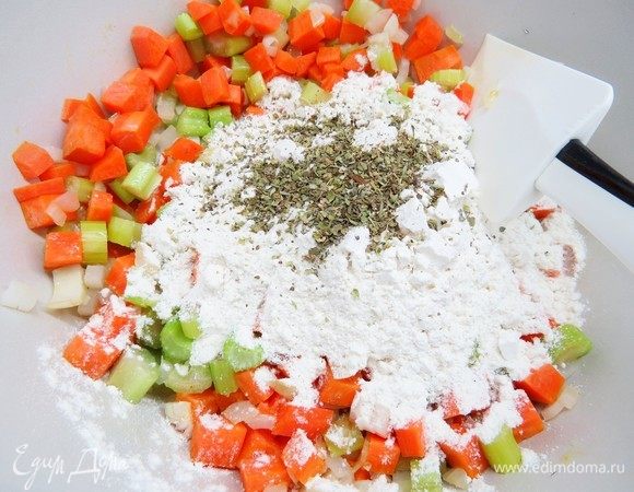 Всыпаем муку и сушеный тимьян, хорошо перемешиваем.