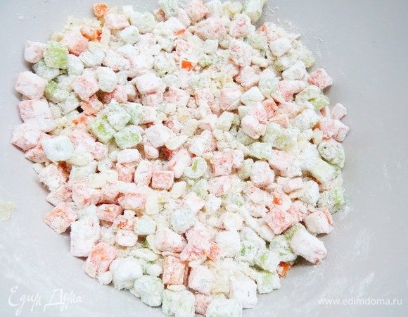 Обжариваем овощи с мукой еще несколько минут. 