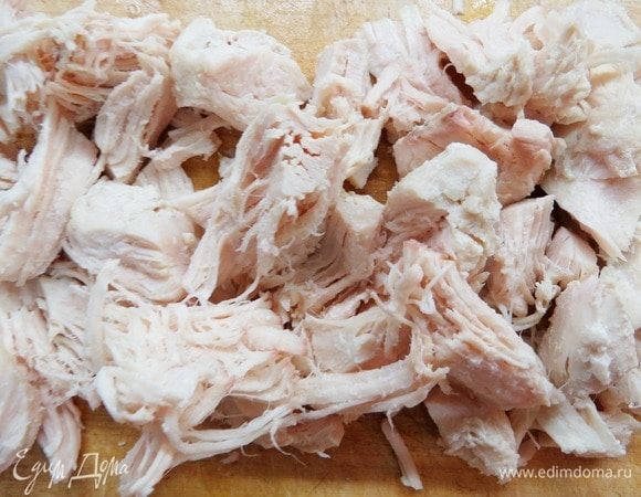 Куриную грудку из сваренного бульона нарезаем небольшими кусочками.