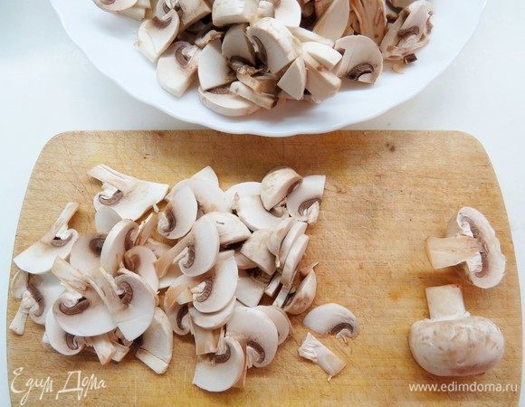 Шампиньоны режем ломтиками. 