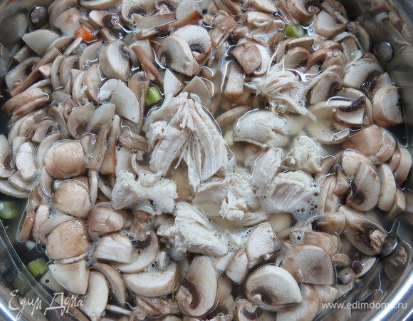 Добавляем нарезанную куриную грудку и грибы. 