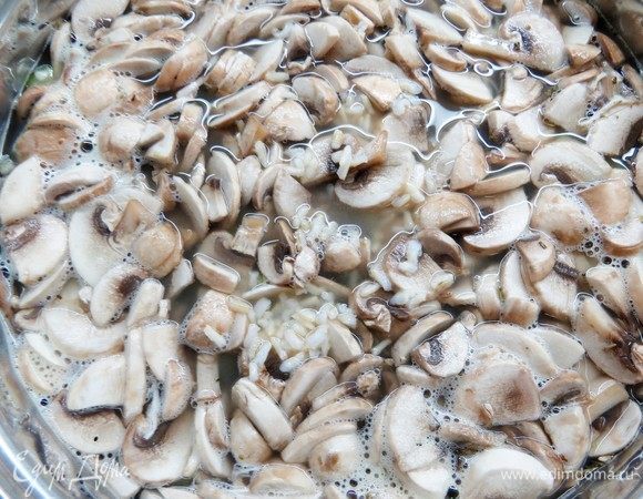 В конце добавляем рис и вливаем сливки. При необходимости солим и приправляем молотым перцем. Оставляем суп томиться 5–7 минут. 