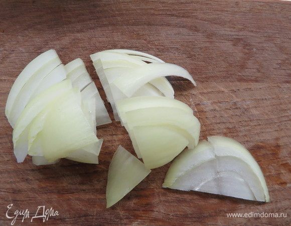 Лук нарезать четверть-кольцами.