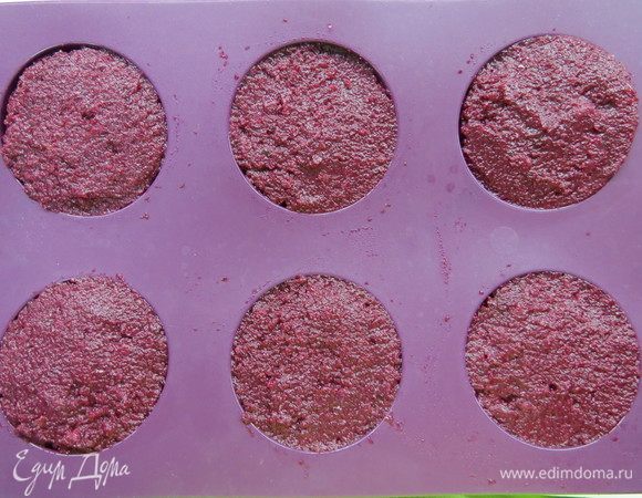 Мне нравится раскладывать свекольный сорбет по порционным силиконовым формочкам, но можно заморозить и в большой форме, а потом раскладывать порционно. Убрать сорбет в морозилку на 2 часа.