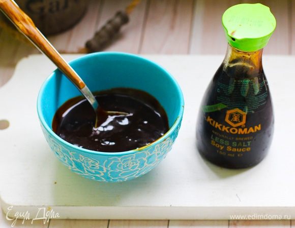 В маленькой кастрюле смешать все ингредиенты глазури и довести до кипения. Кипятить на слабом огне в течение 5 минут, пока она слегка не загустеет. Смазать глазурью с помощью  кисточки тонким слоем всю утку (остаток глазури сохранить на потом). Подготовленную утку поместить в разогретую духовку спинкой вверх. Через 10 минут уменьшить температуру до 170°С, утку перевернуть вверх грудкой и запекать еще 1,5–2 часа или до готовности (после прокола бедра должна появиться прозрачная жидкость). Каждые 20 минут смазывать утку глазурью.
Когда утка приготовится, извлечь ее из духовки и оставить на 10–15 минут для распределения соков внутри.