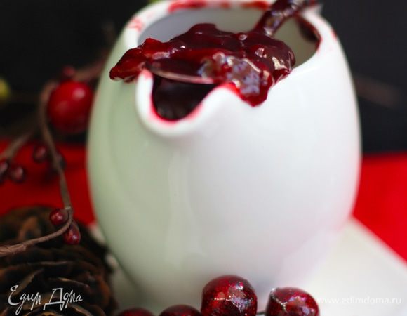 В это время приготовить соус. В кастрюле разогреть масло, положить мелко нарезанный лук и жарить на среднем огне до прозрачности. Затем увеличить огонь, влить портвейн и готовить, пока большая часть вина не испарится. Добавить вишни, воду (или бульон) и джем, довести до кипения и варить, пока не загустеет до консистенции сиропа. 