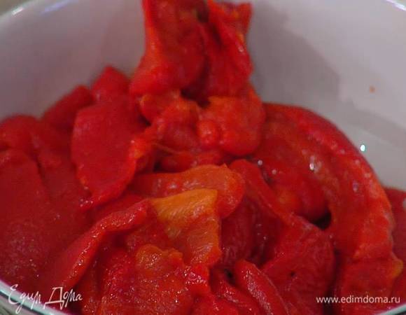 Перец предварительно запечь в духовке под грилем, затем поместить в целлофановый пакет, дать пропотеть и очистить от кожицы.