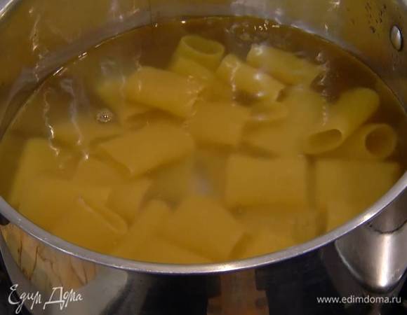 Паккери отваривать в подсоленной воде на 1‒2 минуты меньше, чем указано на упаковке, затем воду слить и сохранить.