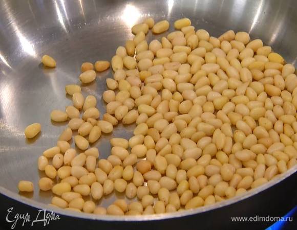 Кедровые орехи подсушить на разогретой сковороде.