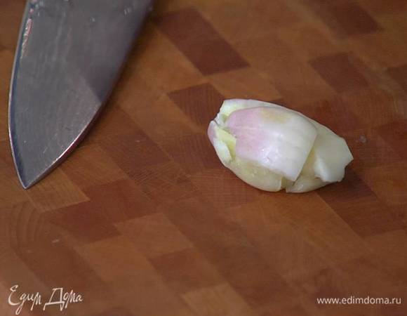 Чеснок почистить, раздавить плоской стороной ножа и удалить горькую сердцевину.