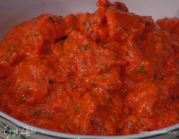 Приготовить соус: в чаше блендера соединить запеченный сладкий перец, поджаренные орехи, чеснок, листья тимьяна и петрушки, влить оливковое масло, посолить, поперчить и взбить все в однородную массу.