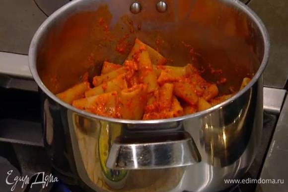 В кастрюлю с горячими макаронами добавить соус, все перемешать, затем влить немного воды, в которой варились паккери, и все слегка прогреть.