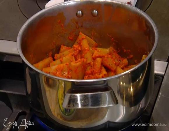 В кастрюлю с горячими макаронами добавить соус, все перемешать, затем влить немного воды, в которой варились паккери, и все слегка прогреть.