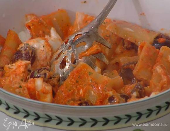 Переложить пасту с соусом на блюдо, добавить порванную на небольшие кусочки буррату, оливки и все перемешать.