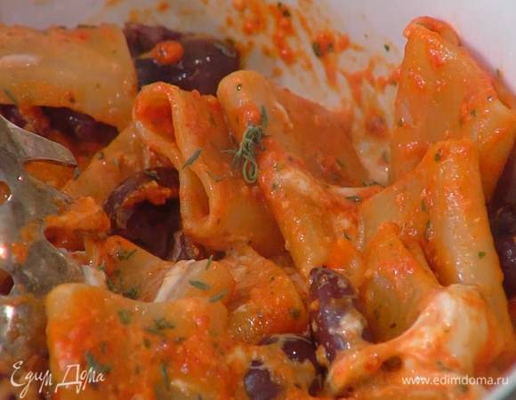 Посыпать пасту листьями оставшегося тимьяна.