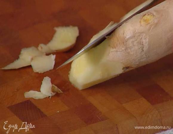 Корень имбиря почистить и натереть на мелкой терке.