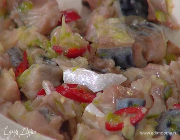 Скумбрию очистить от кожицы, срезать филе вдоль хребта, освободить от оставшихся косточек и нарезать небольшими кусочками, затем поместить в маринад и перемешать.