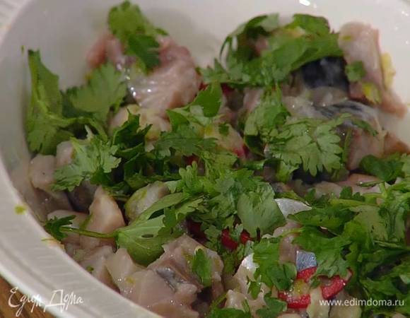 Листья кинзы крупно порвать и добавить к рыбе.