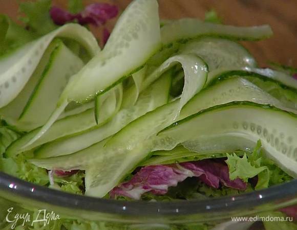 Огурец нарезать вдоль тонкими полосками (можно воспользоваться овощечисткой).