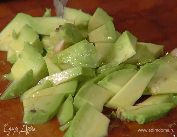 Авокадо почистить, нарезать небольшими кубиками и полить половиной лимонного сока.