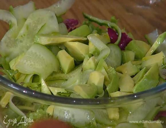 Листья салата выложить в глубокую посуду, добавить огурец, авокадо, полить оставшимся лимонным соком, оливковым маслом, посолить, поперчить и все перемешать, затем посыпать крупно порванными листьями кинзы.