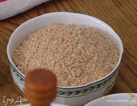 Миндаль подсушить, затем измельчить в очень мелкую крошку.