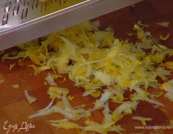 Цедру двух лимонов натереть на самой мелкой терке, выжать 4‒5 ст. ложек сока.