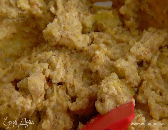 Приготовить тесто: сахар и 250 г предварительно размягченного сливочного масла взбить в комбайне, ввести яйцо, продолжая взбивать, добавить цедру, лимонный сок и оставшиеся яйца, затем, не выключая комбайна, всыпать поленту, разрыхлитель, измельченный миндаль и вымешать однородное тесто.