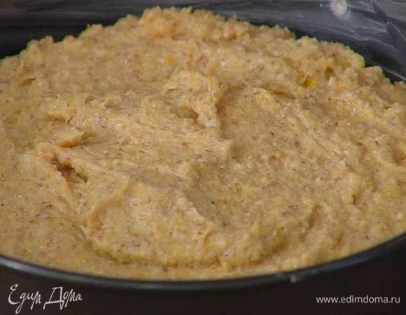 Небольшую разъемную форму для выпечки смазать оставшимся сливочным маслом, выложить тесто и разровнять его.