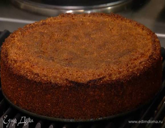 Выпекать пирог в разогретой духовке 50–60 минут, затем остудить.