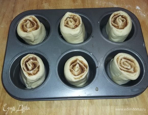 Положить булочки-рулетики в формы для кексов.
Духовку разогреть до 200°С. Выпекать 20–25 минут. Но смотрите по своей духовке. Мне хватило 20 минут.