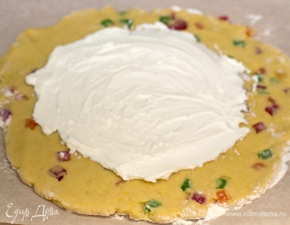 Тесто выложить на бумагу и раскатать.
Выложить маскарпоне в середину, оставляя свободным край теста.